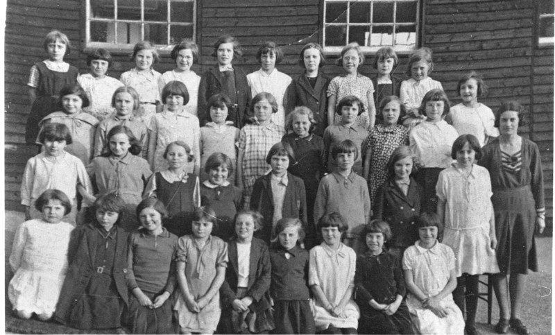 DINNINGTON JUNIOR GIRLS CLASS 1933
